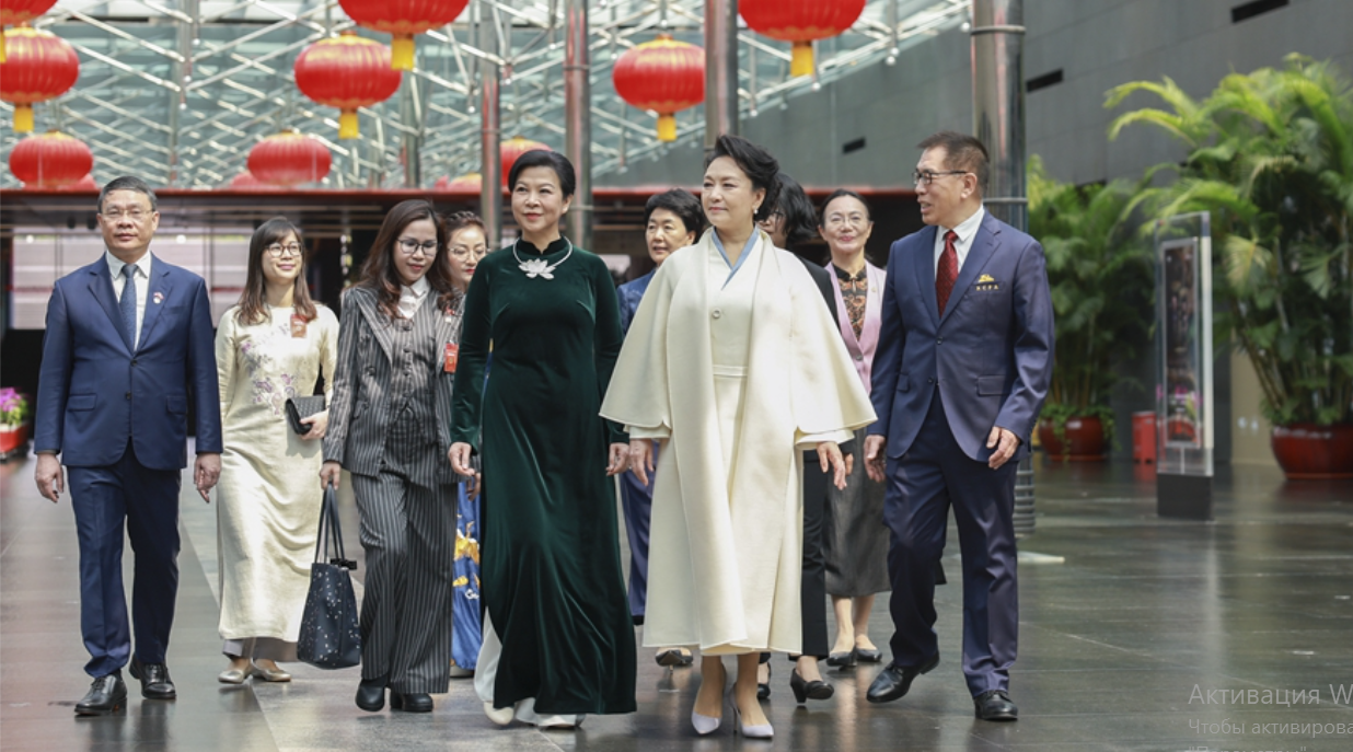 Пэн Лиюань и первая леди Вьетнама посетили Национальный центр исполнительных искусств Китая