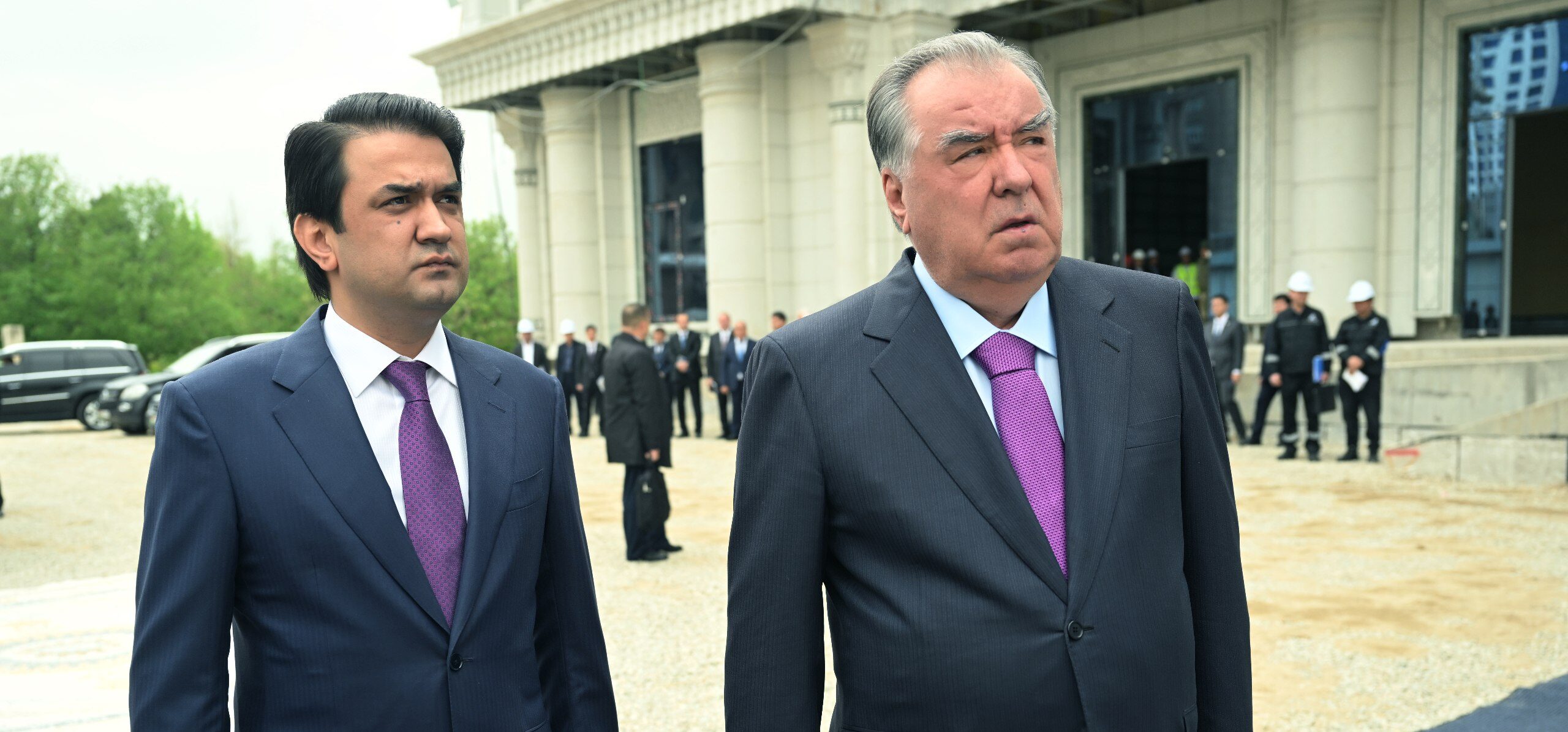 Эмомали Рахмон и Рустами Эмомали ознакомились со строительством Национального театра