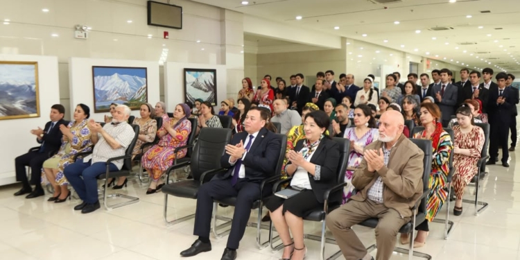 В Национальном музее Таджикистана представили 73 отреставрированные картины
