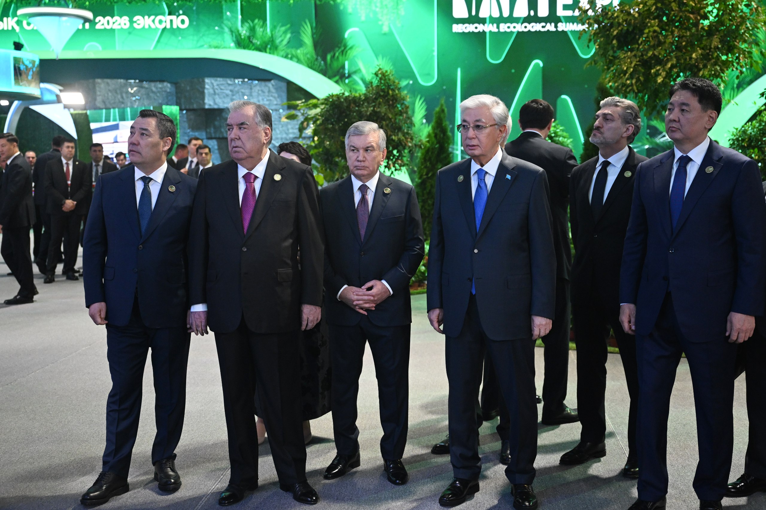 Эмомали Рахмон посетил выставку экологического саммита в Астане