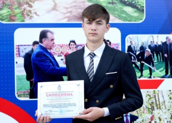 Подросток, спасший девушку от попытки самоубийства в Душанбе, награждён столичной милицией