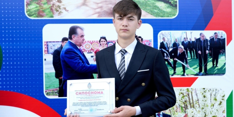 Подросток, спасший девушку от попытки самоубийства в Душанбе, награждён столичной милицией