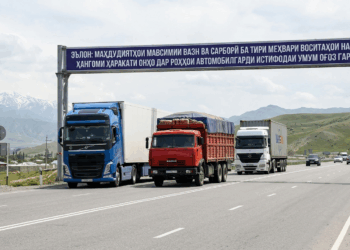 В Таджикистане из-за жары ограничили движение грузовиков днём
