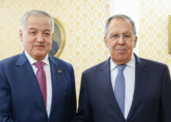 Россия передала Таджикистану капсулы с землей с мест захоронения Нусратулло Махсума и Шириншоха Шохтемура