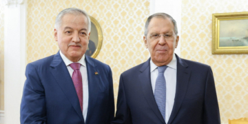 Россия передала Таджикистану капсулы с землей с мест захоронения Нусратулло Махсума и Шириншоха Шохтемура