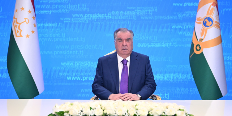 Эмомали Рахмон поздравил граждан Таджикистана с Днем молодежи