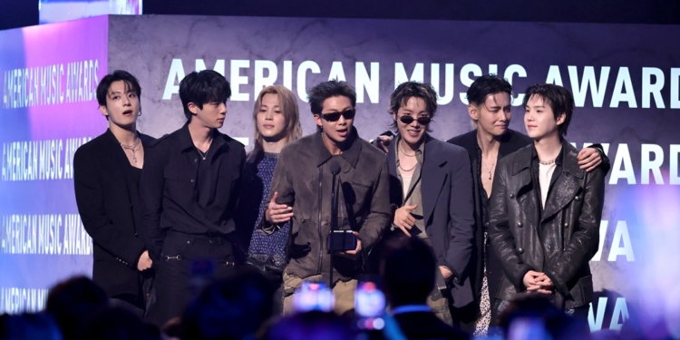 BTS получили три награды и выиграли главную премию American Music Awards 2026