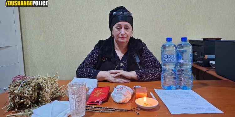 Жительницу Душанбе оштрафовали за занятие гаданием и колдовством