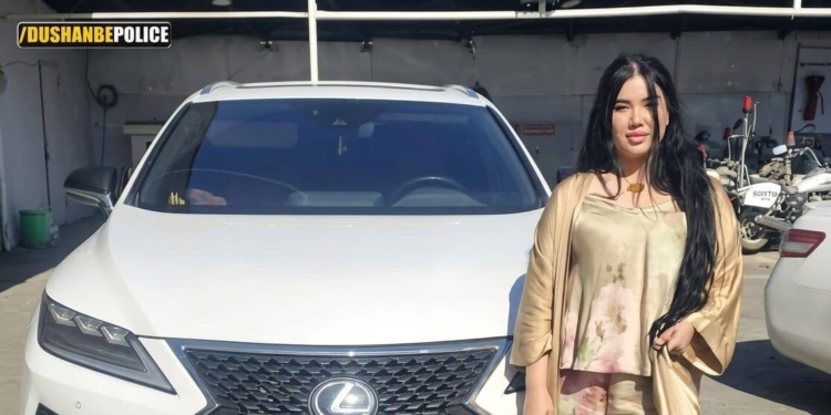 В Душанбе водитель Lexus перекрыла въезд на парковку и была привлечена к ответственности