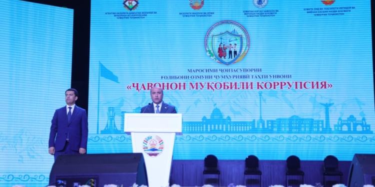 В Душанбе чествовали победителей республиканского конкурса «Молодежь против коррупции»