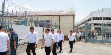 В Узбекистане чиновников начали водить в тюрьмы для профилактики коррупции