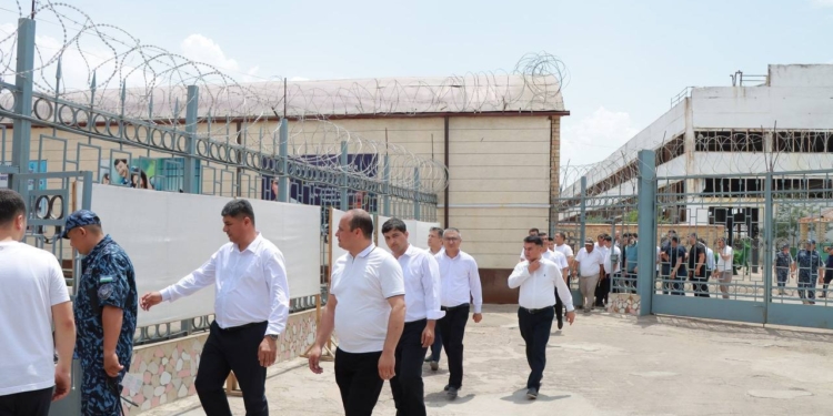 В Узбекистане чиновников начали водить в тюрьмы для профилактики коррупции