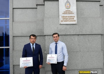 В Душанбе наградили граждан, спасших двух женщин