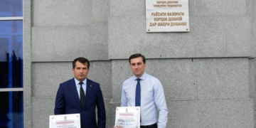 В Душанбе наградили граждан, спасших двух женщин