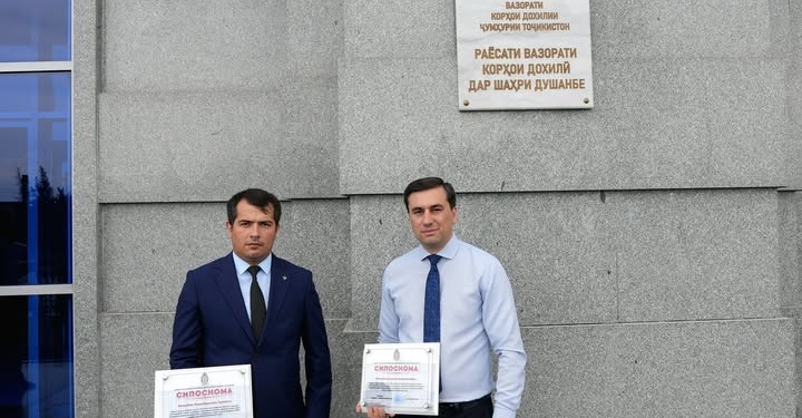 В Душанбе наградили граждан, спасших двух женщин