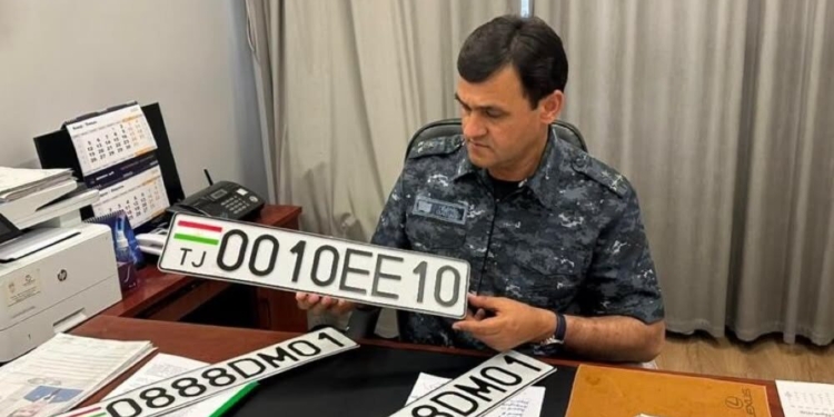 В аэропорту Душанбе изъяли поддельный госномер автомобиля