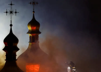 Пожар вспыхнул в Киево-Печерской лавре после ночной атаки на Украину
