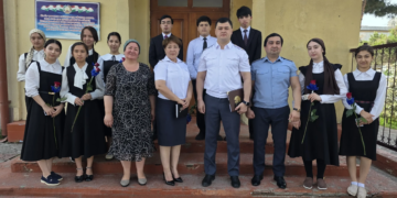 Школьникам Худжанда торжественно вручили паспорта