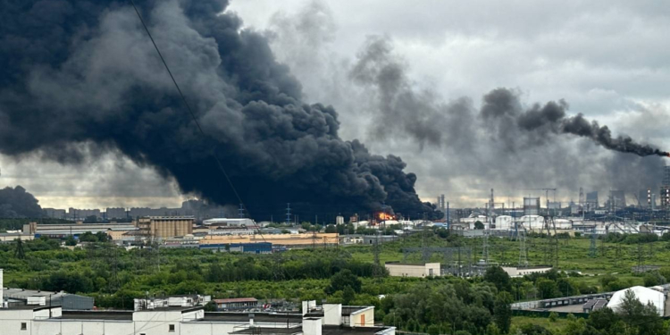 Дроны атаковали нефтеперерабатывающие объекты в Москве и нескольких регионах России
