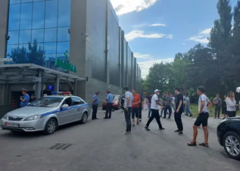 В Бишкеке оцепили 15 административных зданий после сообщений о заложенных бомбах