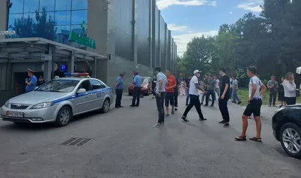 В Бишкеке оцепили 15 административных зданий после сообщений о заложенных бомбах