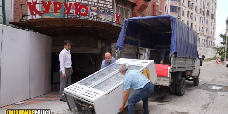 В Душанбе ликвидируют незаконные объекты в подвалах жилых домов