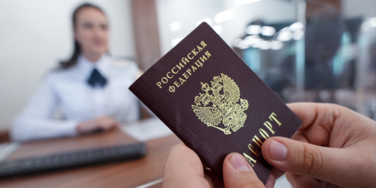 Мигрантам с любой судимостью запретили получать российское гражданство или право на проживание в России