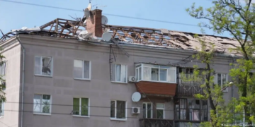 Два человека погибли при ударах по Запорожью, в Харьковской области ранены семь человек