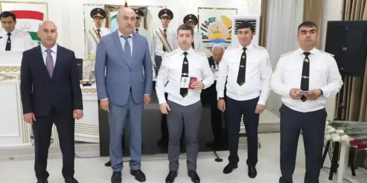 В Таджикистане наградили сотрудников и ветеранов Госавтоинспекции