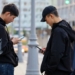 Мигрантов в России планируют обязать покупать смартфоны для отслеживания геолокации