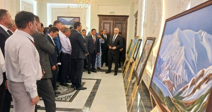 Национальный музей представил в Таджикабаде выставку о воде и ледниках