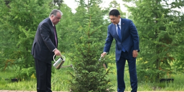 Президенты Таджикистана и Монголии посадили дерево в знак дружбы двух стран