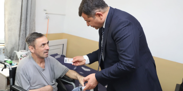 В Турсунзаде постояльцам дома-интерната вручили паспорта