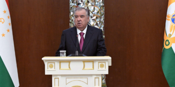 Эмомали Рахмон вручил представителям различных профессий государственные награды