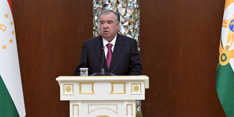 Эмомали Рахмон вручил представителям различных профессий государственные награды