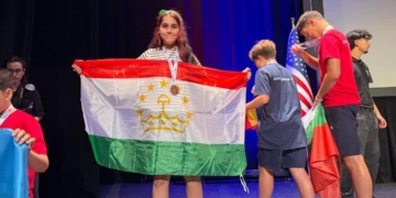 Школьница из Таджикистана завоевала две медали на NEO Olympiad 2026