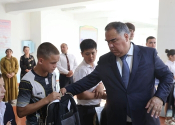 В Гулистоне детям из малообеспеченных семей передали школьную форму и принадлежности