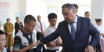 В Гулистоне детям из малообеспеченных семей передали школьную форму и принадлежности