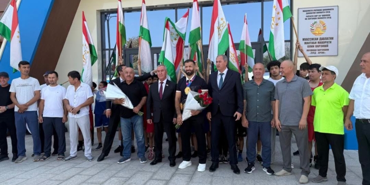 Чемпиона мира по борьбе торжественно встретили в Согде