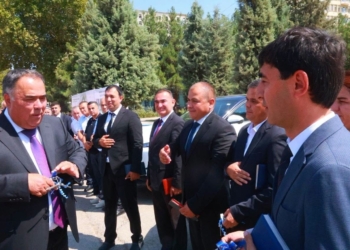 Предприниматели Исфары подарили властям города шесть электромобилей