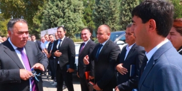 Предприниматели Исфары подарили властям города шесть электромобилей