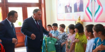В Шахристане детям-сиротам и детям из малообеспеченных семей вручили школьные подарки