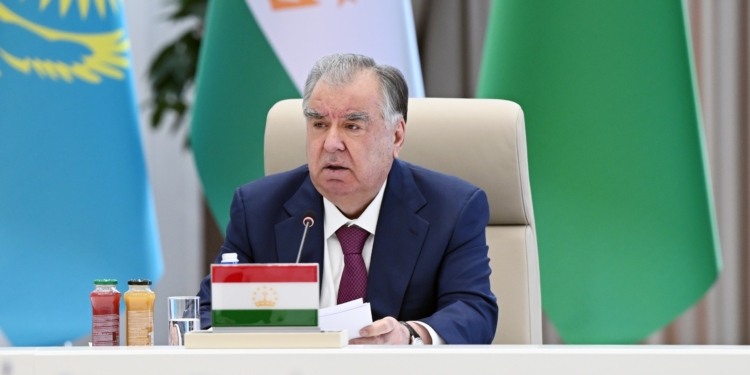 Эмомали Рахмон предложил построить в Центральной Азии крупный НПЗ