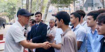 Посол Китая пообщался со студентами и гражданами Таджикистана, оформляющими визы