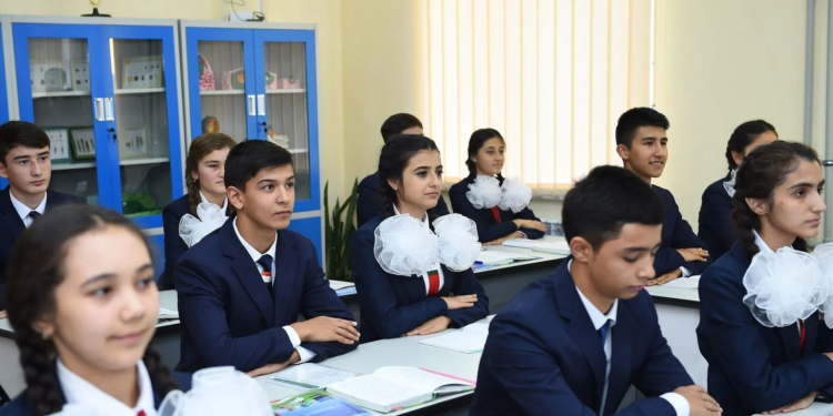 В Таджикистане на одного учителя приходится 18 учеников