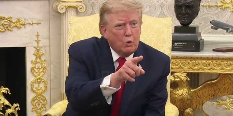 Трамп лишил CNN, MSNOW и Politico доступа в Белый дом