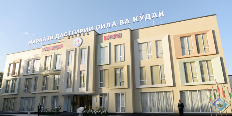 Эмомали Рахмон открыл «Центр поддержки семьи и ребёнка города Худжанда»
