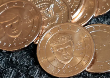 Трамп стал первым за 100 лет живым президентом США, портрет которого появился на монете