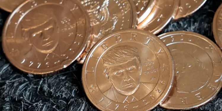 Трамп стал первым за 100 лет живым президентом США, портрет которого появился на монете
