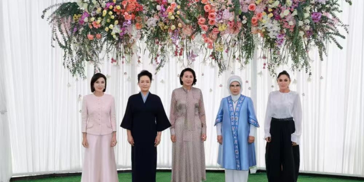 Пэн Лиюань во время саммита ШОС приняла участие в мероприятии для супругов лидеров стран